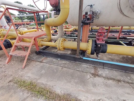 Planta de regulación de gas y cañerías con continuidad a tierra