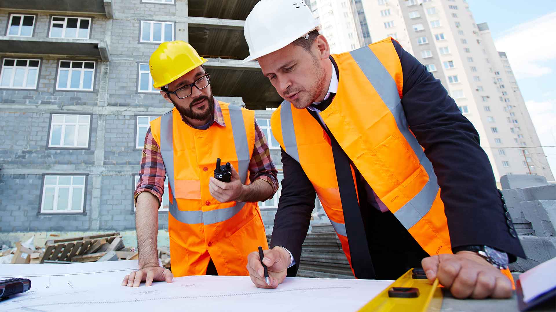 Panel solar siendo revisado en inspección final de obra