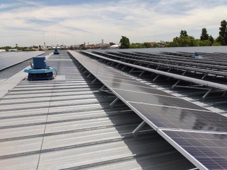Panel solar siendo revisado en inspección final de obra